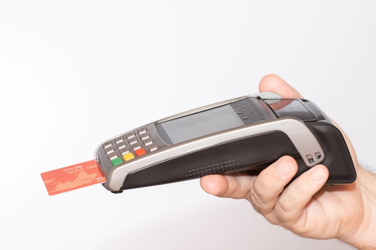 maquina de cartao de credito na mao